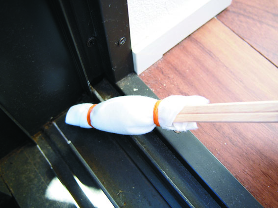 歯ブラシ、またはキッチンペーパーを巻きつけた割り箸を使って、桟の隙間の汚れを掻き出します。