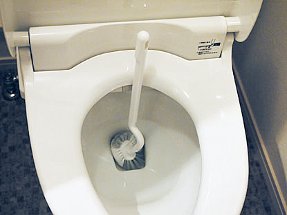 トイレブラシでかき混ぜ、水にブラシを入れたまま約1時間おきます。